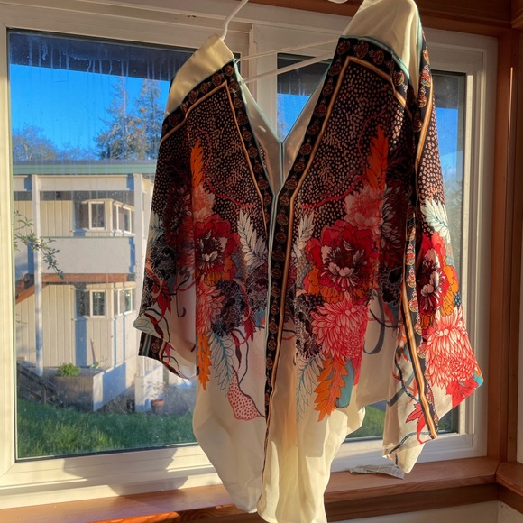 Beautiful blouse with such a unique pattern you are sure to stand out. - Picture 4 of 5